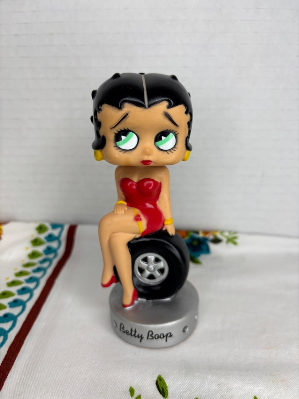 2006 Funko Wacky Wobbler Betty Boop Sitting On Tire Bobblehead Plastic Statue